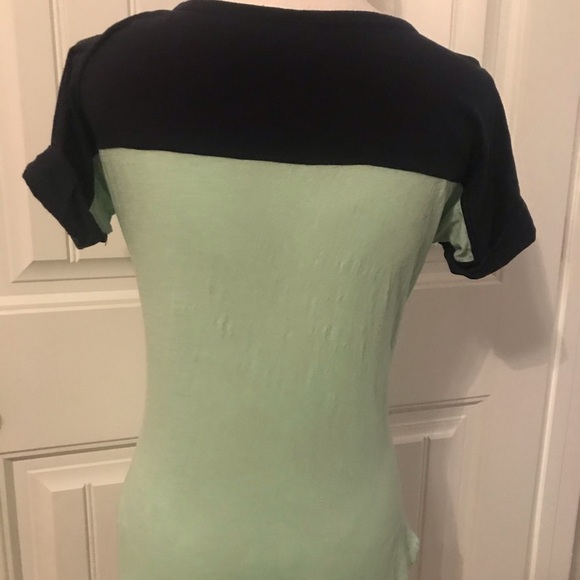 Express Mint Green and Navy Colorblock V-Neck - Picture 4 of 5